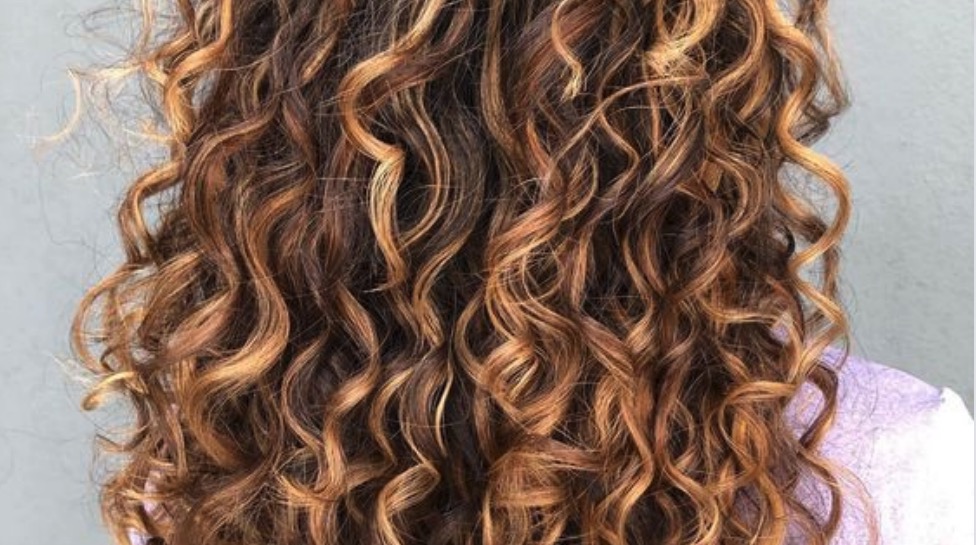 highlights curly hair color ideas